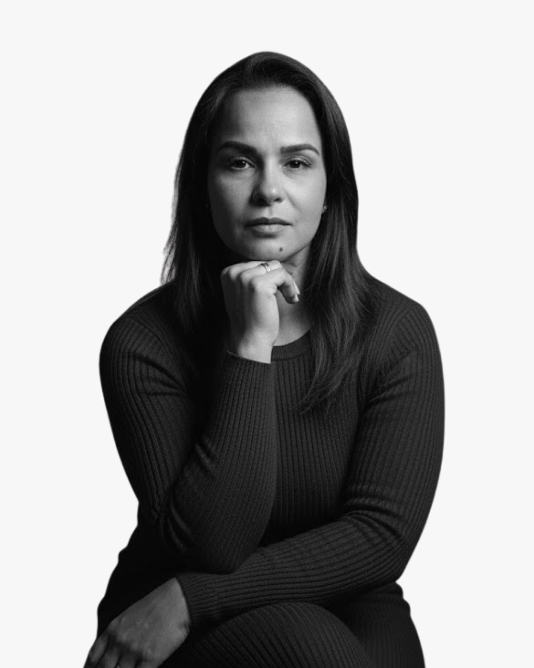 Cristina Moret, retrato em preto e branco, mão sob o queixo